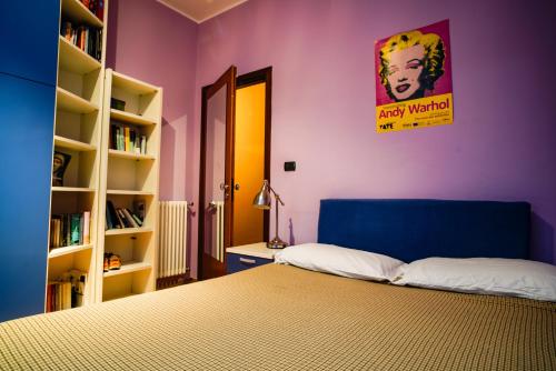 een slaapkamer met een bed en een poster aan de muur bij Suite de Roland in Taormina