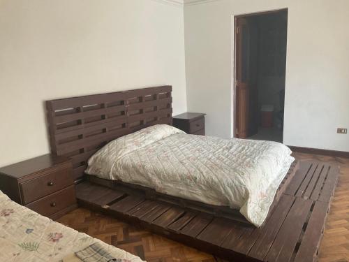 sypialnia z łóżkiem i drewnianą podłogą w obiekcie White House - Casa de interacción. w mieście Sucre