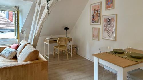 un salon avec un canapé et une table dans l'établissement Le refuge de velours, à Nevers