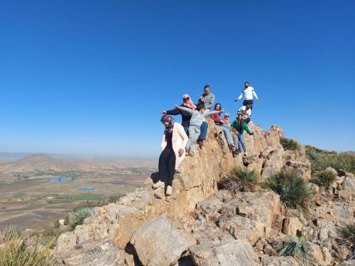 een groep mensen die bovenop een berg staan bij DAR MIMONA 