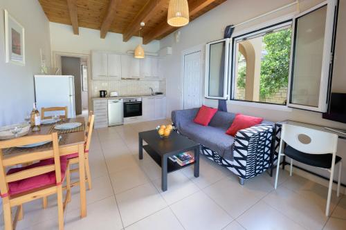 Kuchyň nebo kuchyňský kout v ubytování Pangolas Apartments Paxos