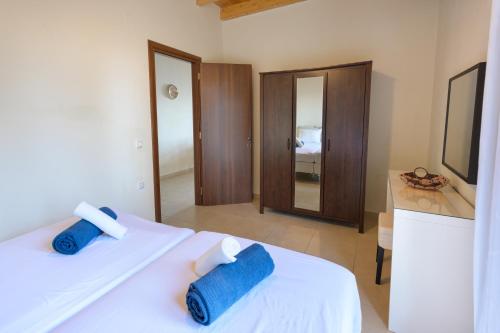Postel nebo postele na pokoji v ubytování Pangolas Apartments Paxos
