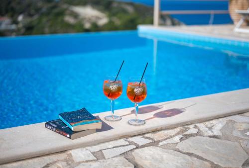 Bazén v ubytování Pangolas Apartments Paxos nebo v jeho okolí