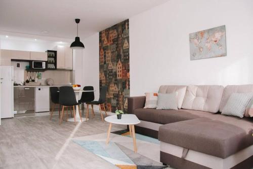 Kuhinja ili čajna kuhinja u objektu White apartment