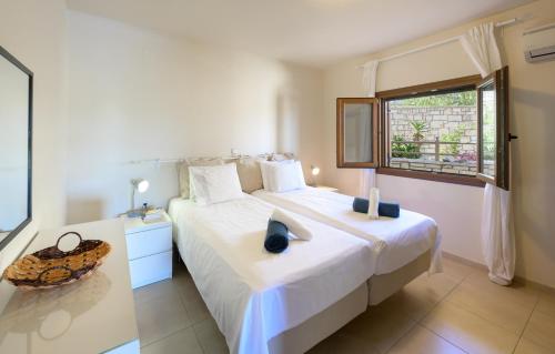 Postel nebo postele na pokoji v ubytování Pangolas Apartments Paxos