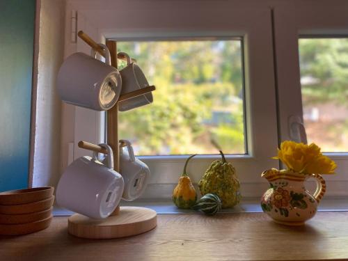 um balcão de cozinha com duas canecas de café e uma janela em Leunovo Adventure Villa em Leunovo