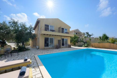 Bazén v ubytování Pangolas Apartments Paxos nebo v jeho okolí