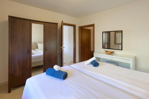 Postel nebo postele na pokoji v ubytování Pangolas Apartments Paxos