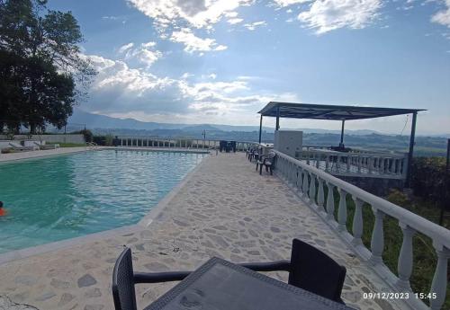a swimming pool with a view of the mountains at Finca Maratón Alto in Calarcá