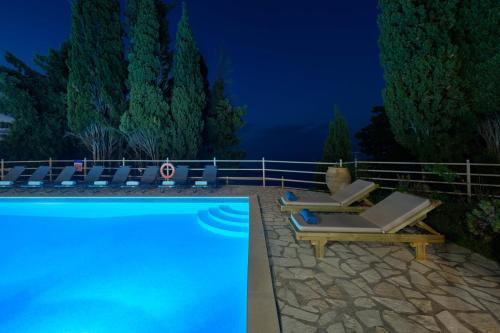 Bazén v ubytování Pangolas Apartments Paxos nebo v jeho okolí