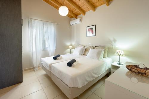 Postel nebo postele na pokoji v ubytování Pangolas Apartments Paxos