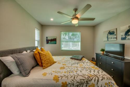 1 dormitorio con 1 cama y ventilador de techo en 274 Curlew, en Fort Myers Beach