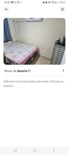 a room with a pink bed in a room with a window at Apartamento na zona oeste in Padre Miguel