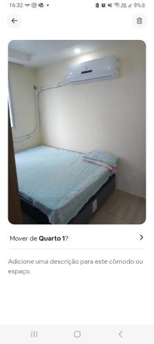 uma imagem de uma pequena cama num quarto em Apartamento na zona oeste em Padre Miguel