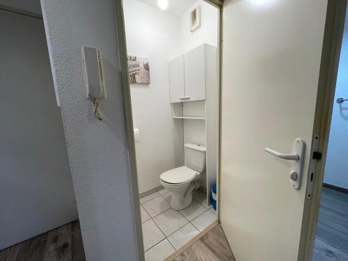 貝格勒的住宿－Bègles - appartement confort proche TRAM，一间带卫生间的浴室和一扇门
