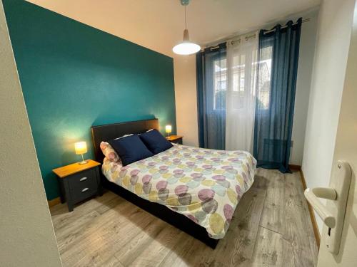 - une chambre avec un lit et un mur vert dans l'établissement Bègles - appartement confort proche TRAM, à Bègles