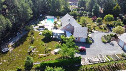 een luchtzicht op een huis met een tuin bij Pascal et Domi "l'oasis des pins" in Saint-Biez-en-Belin