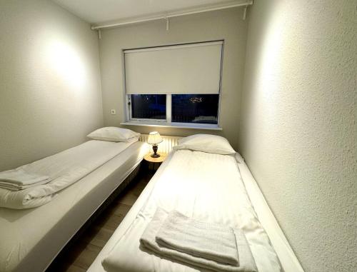 Postel nebo postele na pokoji v ubytování Reykjavikurvegur 42