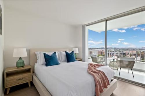 1 dormitorio con cama grande y ventana grande en Stunning Top floor 2BD 2BA Ocean View Santa Monica en Los Ángeles