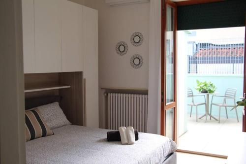 una camera con letto e un balcone con tavolo di Casa Smeraldo a San Giovanni Lupatoto