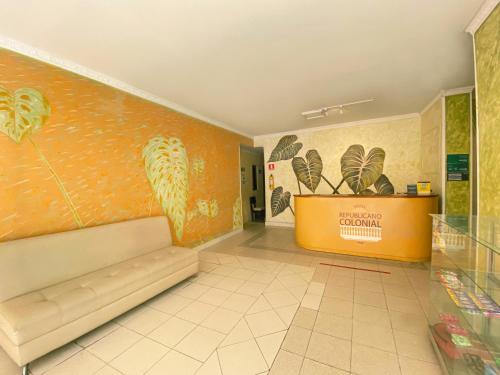 una sala de espera con un banco en una tienda en Hotel Ayenda Republicano Colonial No 2, en Santa Marta