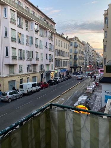 ニースにあるPROMENADE DES ANGLAISの車や建物のある街並みを望む