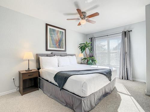 ein Schlafzimmer mit einem Bett und einem Deckenventilator in der Unterkunft 4 Bedroom Townhouse in a Gated Resort! in Kissimmee