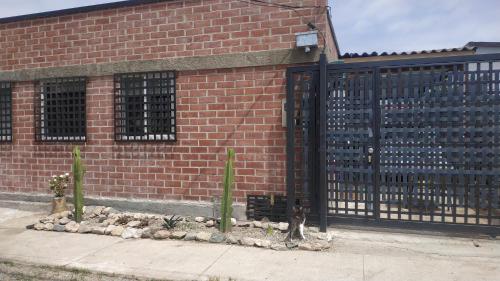ceglany budynek z czarną bramą obok chodnika w obiekcie Loft para 2 en concón w mieście Concón