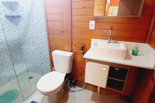 een badkamer met een toilet, een wastafel en een douche bij Chalé super aconchegante em condomínio com garagem in São Sebastião