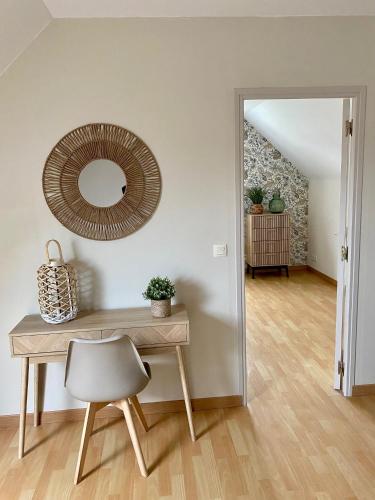 - une table avec un miroir et une chaise dans la chambre dans l'établissement Le Chant des étoiles, à La Croix-en-Touraine