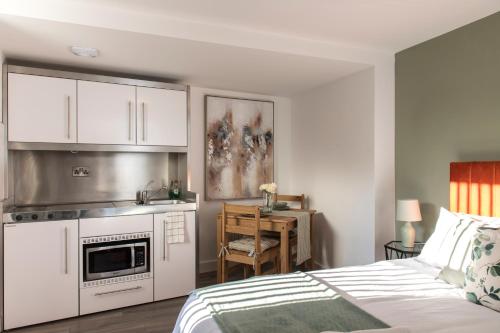 Cet appartement comprend une chambre avec un lit et une cuisine. dans l'établissement studio flat in prime location, à Preston