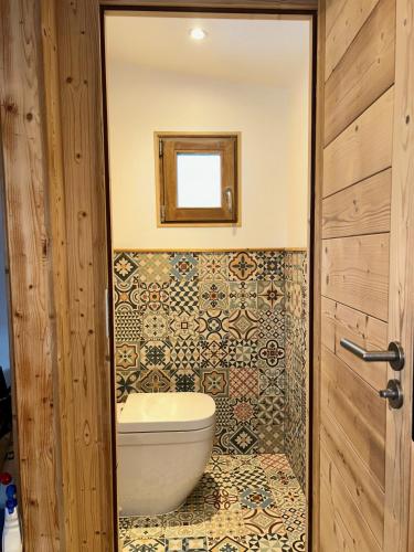 une salle de bain avec toilettes et miroir dans l'établissement Gorgeous Mini-Chalet Chamonix, à Chamonix-Mont-Blanc