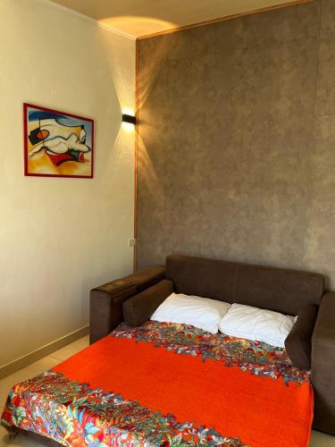 een slaapkamer met een bed met een rode deken bij Casa Maury in Lauro de Freitas