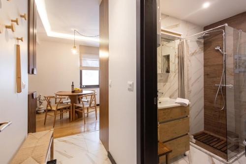 y baño con ducha y lavamanos. en Glečer Kop, Cozy design apartment A5 en Kopaonik