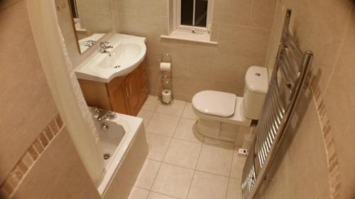 Baño pequeño con lavabo y aseo en Dublin Airport Big rooms with bathroom outside room - kitchen only 7 days reservation, en Dublín