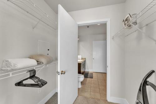 ein weißes Bad mit einem WC und einem Waschbecken in der Unterkunft Stunning 1 Bedroom Condo , Pool, Gym, Parking, Cs in Dallas
