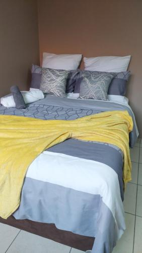 dos camas sentadas una al lado de la otra en una habitación en Mossie Inn Accommodation en Swakopmund