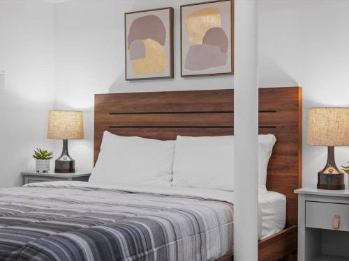a bedroom with a bed with two lamps on the wall at Shadyside, Pittsburgh, Modern and Quiet 1 Bedroom Unit1 with Free Parking in Pittsburgh