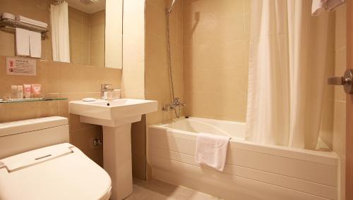 y baño con lavabo, aseo y ducha. en Hotel Skypark Myeongdong 3, en Seúl
