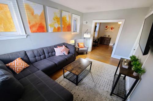 uma sala de estar com um sofá e uma mesa em 6600A Arsenal First Floor One Bedroom One Bath in South City em Ellendale