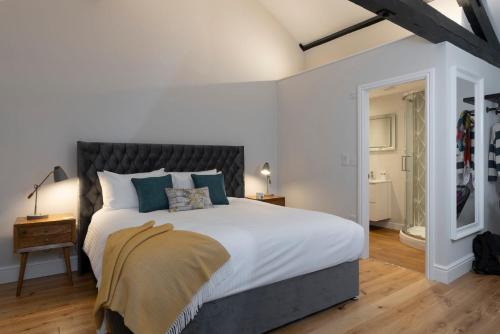 Postel nebo postele na pokoji v ubytování The Sorting Office - Spacious Modern Home with parking in Central Ambleside