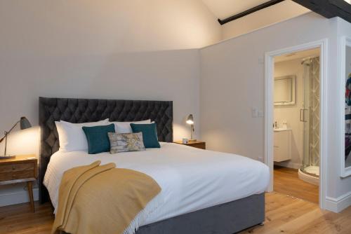 - une chambre avec un grand lit et une salle de bains dans l'établissement The Sorting Office - Spacious Modern Home with parking in Central Ambleside, à Ambleside