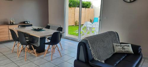 un salon avec une table et des chaises de salle à manger dans l'établissement La Maison LOLA, à Arrest