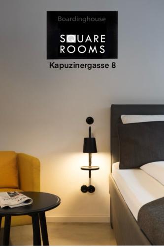 En eller flere senge i et værelse på Square Rooms 20