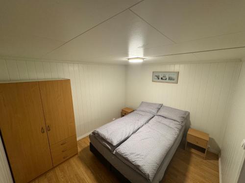 1 dormitorio pequeño con 1 cama y armario en Kirkegårdsveie 62, 
