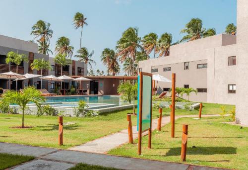 un complexe avec une piscine et un bâtiment dans l'établissement Excelente condomínio com uma belíssima área de lazer próximo à praia do Patacho, à Porto de Pedras