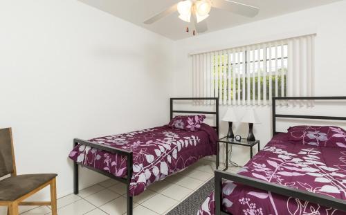 1 Schlafzimmer mit 2 Betten und einem Fenster in der Unterkunft Van Nuys in Port Charlotte