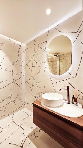 une salle de bain avec un lavabo et un miroir dans l'établissement CANNES BANANE 3 pièces rénové tout équipé au coeur de Cannes - GARAGE PRIVE, à Cannes