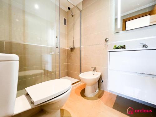 La salle de bains est pourvue de toilettes et d'une douche en verre. dans l'établissement Tu Sueño en el Mediterráneo, à Oropesa del Mar