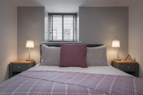 a bedroom with a purple bed with two lamps at Stunning - 2 Bedroom - 2 Bathroom home - Nr Kirkby Lonsdale in Carnforth